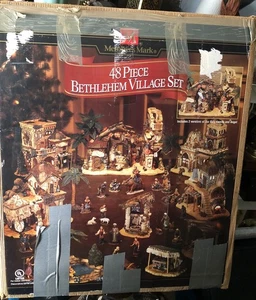 Conjunto de 48 piezas de exhibición iluminada Members Mark Belén Village - Imagen 1 de 12