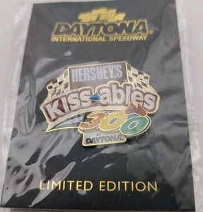 Daytona Speedway Hershey’s Kissables 300 Limited Edition Racing Pin NOS Sealed - Bild 1 von 3