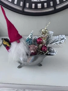 Silber Sauciere Vignette dekoriert für Weihnachten Features Skandinavischer Wichtel - Bild 1 von 4