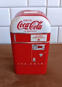 Máquina expendedora de Coca Cola banco de monedas de hojalata, 2016 - usado 6,5 pulgadas de alto - Imagen 1 de 7