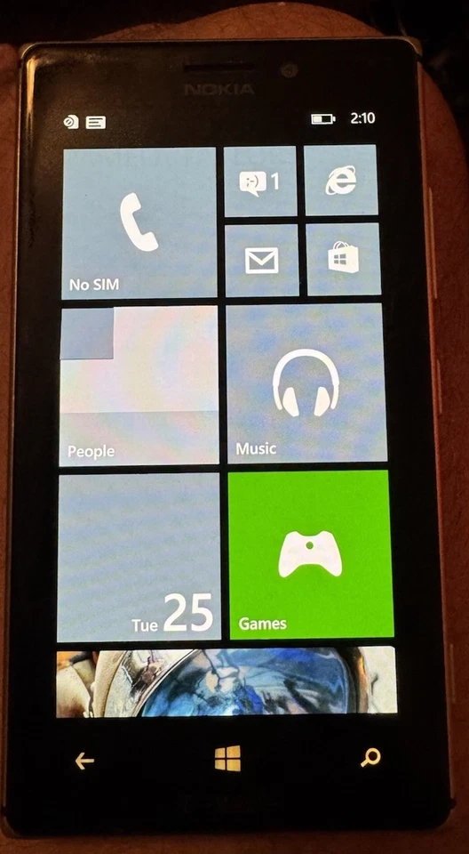 Nokia Lumia 925 16 GB Black (Unknown) Fast Ship Very Good Used White - Image 1 of 3