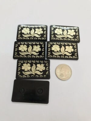 DE COLECCIÓN PLEXI ALEMANIA OCCIDENTAL ESPALDA PLANA RECTÁNGULO NEGRO CON JOYA DE FLORES DORADAS (12 PIEZAS) Foto 1 de 2