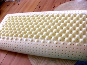 Gesundheitskissen ( Memoryschaum) aus Schaumstoff mit Bezug  75x40 ,kaum genutzt - Bild 1 von 7