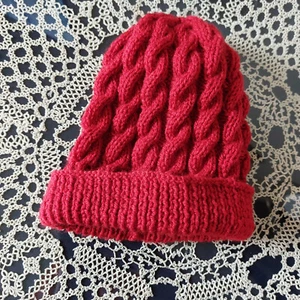 Un sombrero rojo tejido a mano para niños 2/3 años en hilo DK - Imagen 1 de 1