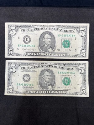 Lot of 2 Five Dollar $5 Bill Notes Small Face series 1988A & 1995 Richmond - Image 1 of 4