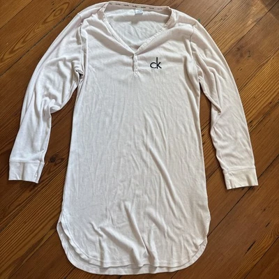 Camisón de manga larga rosa claro talla mediana Calvin Klein para mujer Foto 1 de 4