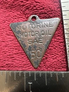 "Aceite de motor de latón vintage de 1-1/2"" SAE 50 bomba o barril etiqueta clave". - Imagen 1 de 3