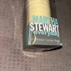 Anillos de cortina de ducha diaria Martha Stewart - gancho de plástico con cuentas, crema de mantequilla - Imagen 1 de 10