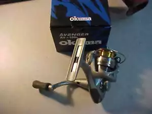 NEU Okuma Avenger AV 500A Spinnrolle Eis Angelrute Jigs 7 BB für Rute - Bild 1 von 7
