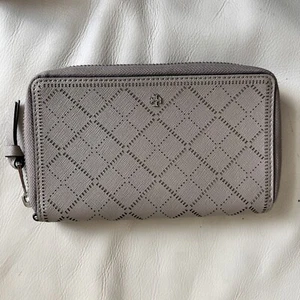 Tory Burch Taupe Grey Diamond Laser Cut Leather Zip Around Wallet - Picture 1 of 8