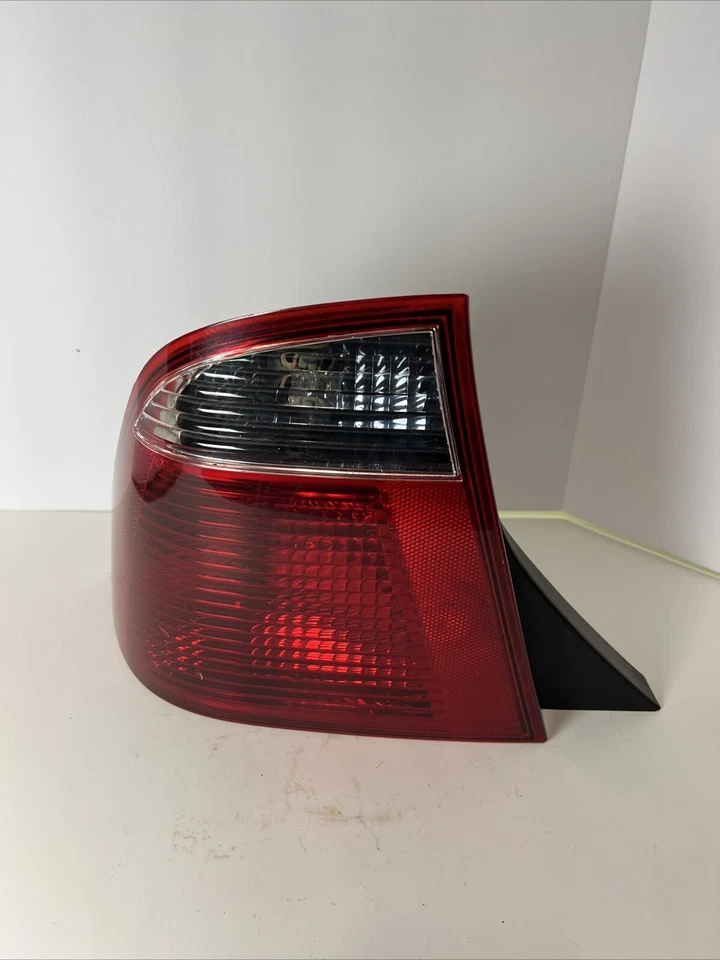 Luz trasera izquierda Ford Focus 2005 2006 2007 sedán fabricante original Foto 1 de 4