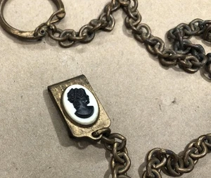 Cameo FOB Kette Uhr Geldbörse Schlüsselanhänger schwarz auf weiß Vintage - Bild 1 von 4