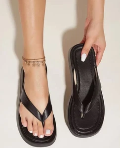 Trendige schwarze Plateau-Flip-Flop-Sandalen – eleganter erhöhter Sommerkomfort - Bild 1 von 5