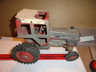 Tractor de juguete Massey Ferguson 1155 1105 1/16 Foto 1 de 4