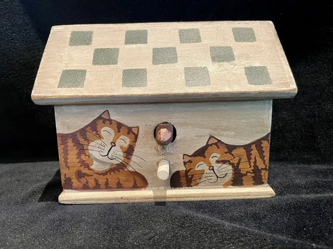 Country Style Wood Painted Cat Garden Bird House Decorative 5” Cover