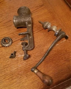 Tritacarne e tritacarne universale vintage n. Manovella da tavolo 1 - Foto 1 di 5