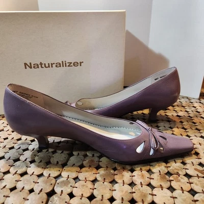 Zapato de salón Naturalizer Railey de cuero púrpura gatito tacón bajo arco para mujer talla 9,5 Foto 1 de 4