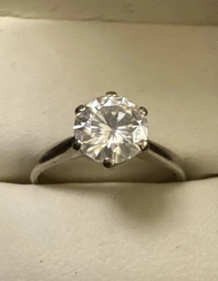 Anillo de compromiso solitario moissanita 375 de oro blanco de 9 quilates Charles & Colvard K 1/2 Foto 1 de 4