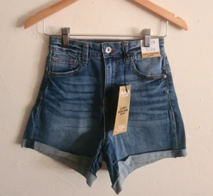ARIYA Jeans Cuffed Denim Shorts Size 3/26 Curvy Fit High Rise Stretch Short NWT - Picture 1 of 7