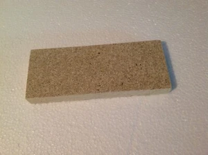 MATTONE IN VERMICULITE REFRATTARIO SPESSORE MM 20 MISURA MM 200 X MM 80 - Foto 1 di 4