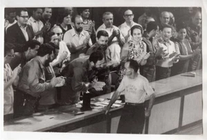 1971 Fidel Castro Receives Trophy From Trimillionaire Brigade Cuba News Photo - Picture 1 of 2