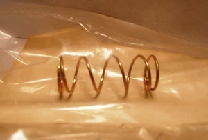OMC EVINRUDE JOHNSON P/N 321570 / 0321570 OEM SPRING ANTI DRIFT NOS - Foto 1 di 3