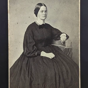 Foto CDV anni 1860 ritratto di una donna seduta abito vittoriano moda Easton PA - Foto 1 di 5