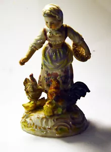 Una figura de porcelana 'Meissen' de Dresde alrededor de 1800, niña alimentando pollos marca R - Imagen 1 de 6