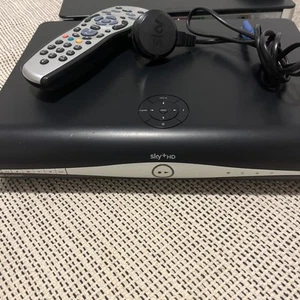 SKY+ HD BOX DRX890 500GB WITH REMOTE CONTROL & POWER LEAD - Picture 1 of 6