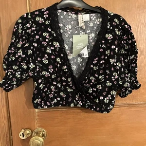 H&M Divided Size 10 Black Floral Cropped Top Short Sleeved - Picture 1 of 10