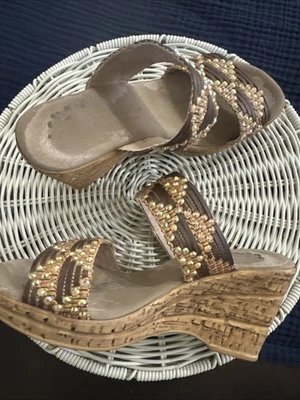 Onex Cuñas Hechas en Italia Tacón de Corcho Marrón y Correas de Cobre Foto 1 de 3