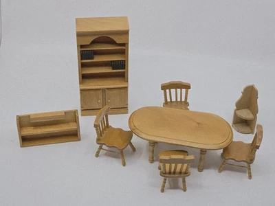 Muebles para casa de muñecas miniatura madera clara acabado mesa sillas estantes estante Foto 1 de 4
