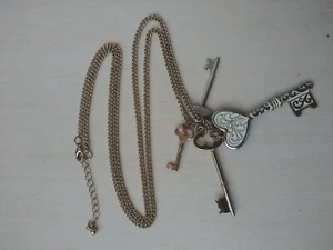  SILVER + GOLD TONE STEEL 4 KEY WOMENS NECKLACE Vintage Very Nice. Pre-owned. - Bild 1 von 8