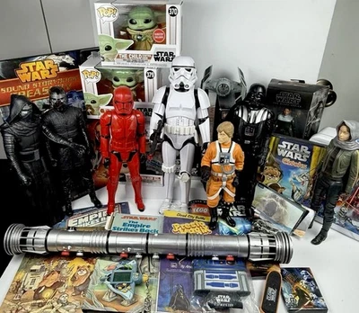 ENORME Lote 30+ Figuras de Acción Star Wars, Sable de Luz, Libros, VHS, DVD - De Colección  Foto 1 de 4