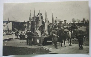 1912 RPPC Juegos Olímpicos de Estocolmo "Krigssaugen" Caballeros Castillo Foto Postal - Imagen 1 de 2
