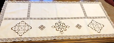 ancien dessus de meuble en lin blanc et dentelle brodé mains 119 cm x 55 cm - Photo 1/4