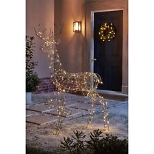 Decoraciones navideñas de estudio con ciervo de alambre blanco