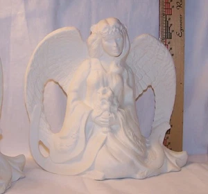 Kniender Keramik Engel mit Lilien, 6" groß, Provincial, 1994, für Acrylfarbe - Bild 1 von 7