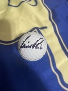Pelota de golf firmada por Nick Price jugador del PGA Tour Bridgestone Tour B330 - Imagen 1 de 4