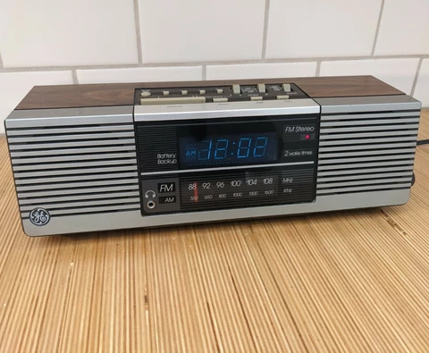 GE Alarm Clock 7-4945A Vintage Dual Alarm Blue LED Woodgrain AM/FM Works! Cover