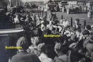 Foto Wehrmacht Vormarsch Volksdeutsche Bahnhof Bevölkerung - Bild 1 von 3