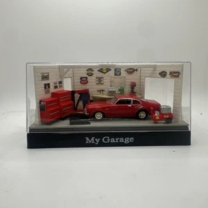 1:64 Motormax 1970 Ford Maverick & Garage Accessories Diorama American Grafitti - Picture 1 of 5