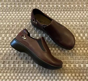 NAOT Nautilus Burgundy Leather Loafers Side Zip Comfort Shoes 38 / 7 - Photo 1/11