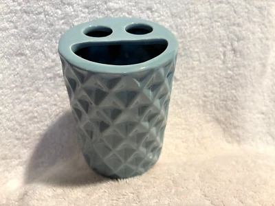 Soporte para cepillo de dientes azul turquesa 4 1/4" T x 2 7/8" con diseño en forma de diamante Foto 1 de 4