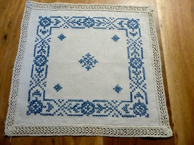 Linge ancien 1 Chemin de table lin  blanc  brodé bleu et dentelle     ( ref 16 ) - Photo 1/4