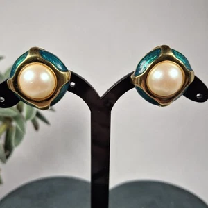 Monet Faux Pearl & Green Enamel Clip On Earrings Gold Tone Kitsch Vintage - Picture 1 of 22