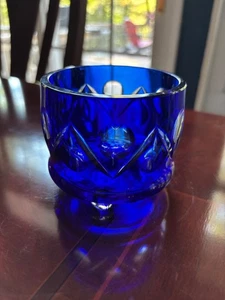 CUENCO PEQUEÑO DE TRES PATAS VINTAGE AZUL COBALTO CORTE A CLARO 3-1/2" DIA. - Imagen 1 de 8