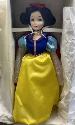 Boneca de porcelana Walt Disney Branca de Neve dourada 50º aniversário colecionadores (1987) - Imagem 1 de 4
