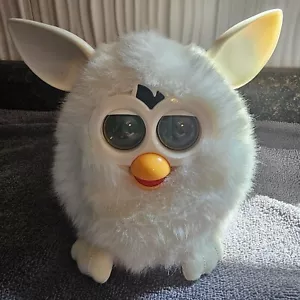 Hasbro 2012 White Yeti Furby Moves and Talks Eyes Light Up getestet funktioniert super - Bild 1 von 14