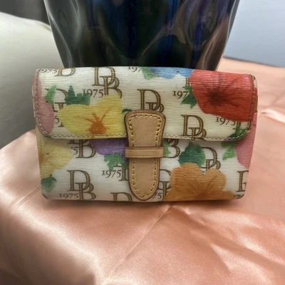 Cartera floral de hibisco de lona recubierta Dooney & Bourke Janine con logotipo y cuero Foto 1 de 3